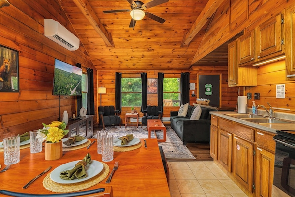 🍳 Fully stocked kitchen with a dining table that seats 5 and bar back seating that seats 3