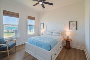 4 bedrooms, desk, free WiFi, bed sheets - Steps to the Beach l Modern Interior (Crystal Beach)