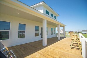 Terrace/patio - Steps to the Beach l Modern Interior (Crystal Beach)