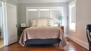 2 chambres, bureau, fer et planche à repasser, lit de bébé portatif