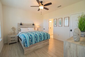 3 bedrooms, desk, free WiFi, bed sheets - Steps to the Beach w/ Modern Interior & Tiki Bar (Crystal Beach)