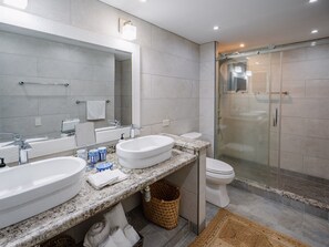 Dusche, Haartrockner, Handtücher