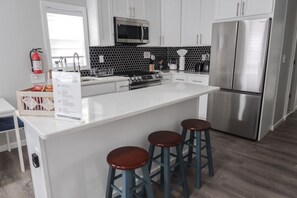 Private kitchen - 8BR 4BA Home Near NYC -Sleeps 16 (Irvington)