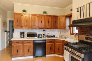 雪櫃、微波爐、焗爐、爐具