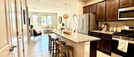 Refrigerador, microondas, horno, placa de cocina