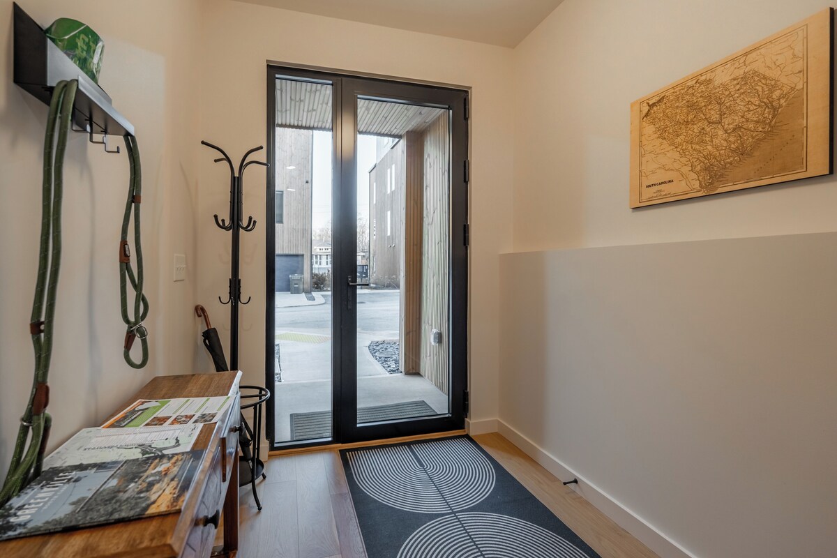 NEW Spacious 4-Story 4-bedroom Townhome Retreat in Greenville