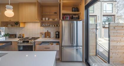 NEW Spacious 4-Story 4-bedroom Townhome Retreat in Greenville