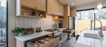 NEW Spacious 4-Story 4-bedroom Townhome Retreat in Greenville