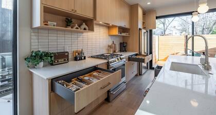 NEW Spacious 4-Story 4-bedroom Townhome Retreat in Greenville