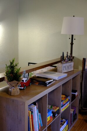 Games room - Loose Moose Lodge – Family chalet, fireplace, ski! (Bartlett)