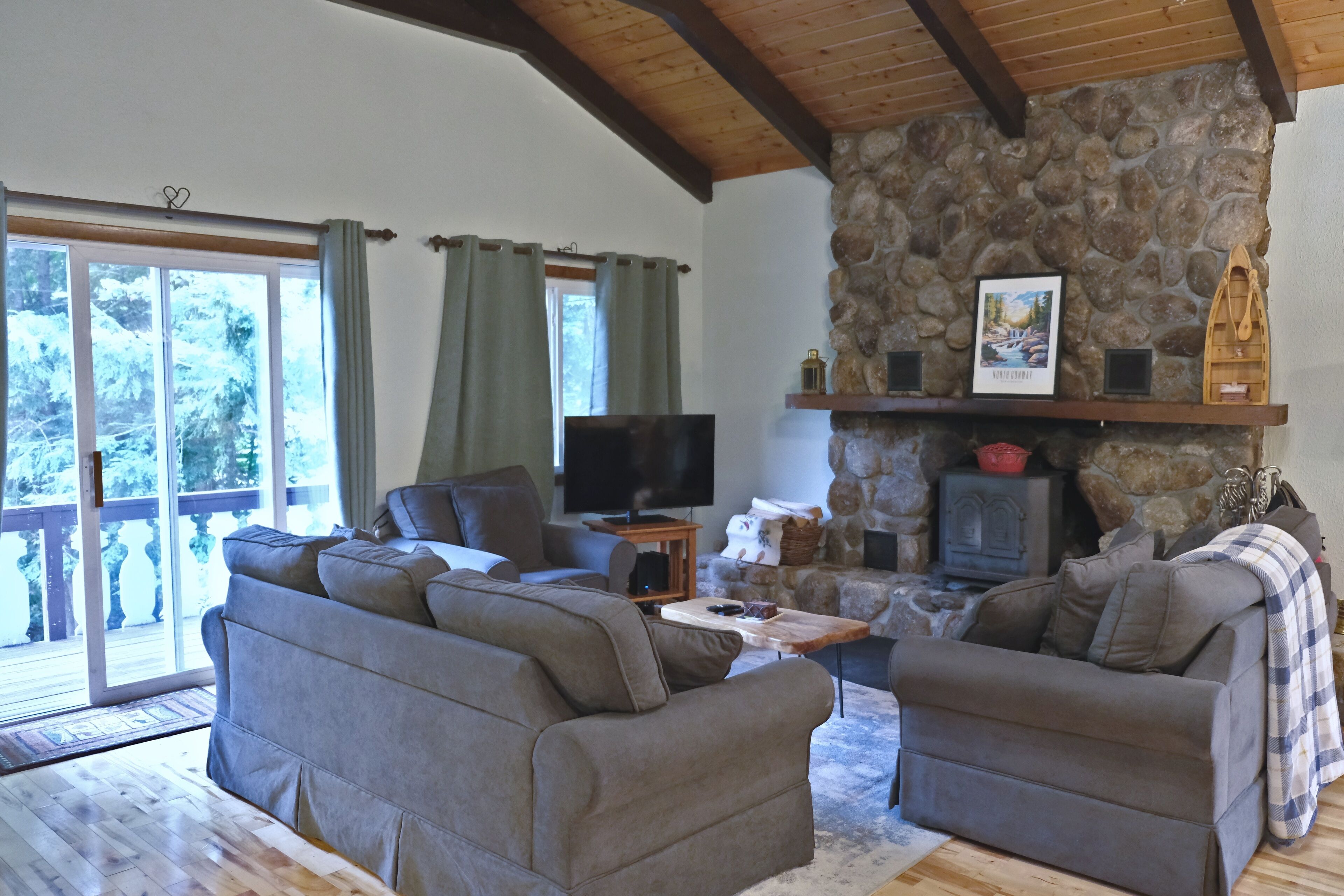 Een smart-tv en een open haard