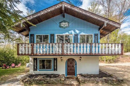 Exterior. Loose Moose Lodge – Family chalet, fireplace, ski!