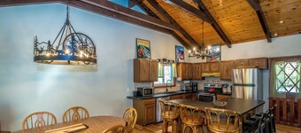 Loose Moose Lodge – Family chalet, walk to Story Land!