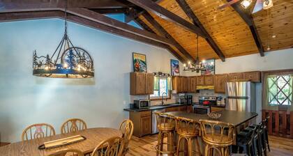 Loose Moose Lodge – Family chalet, walk to Story Land!