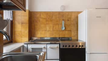 Kühlschrank, Ofen, Herdplatte, Wasserkocher