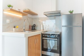 Jääkaappi, uuni, liesi, kahvin-/teenkeitin