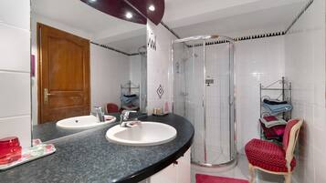Ducha, secador de pelo y toallas