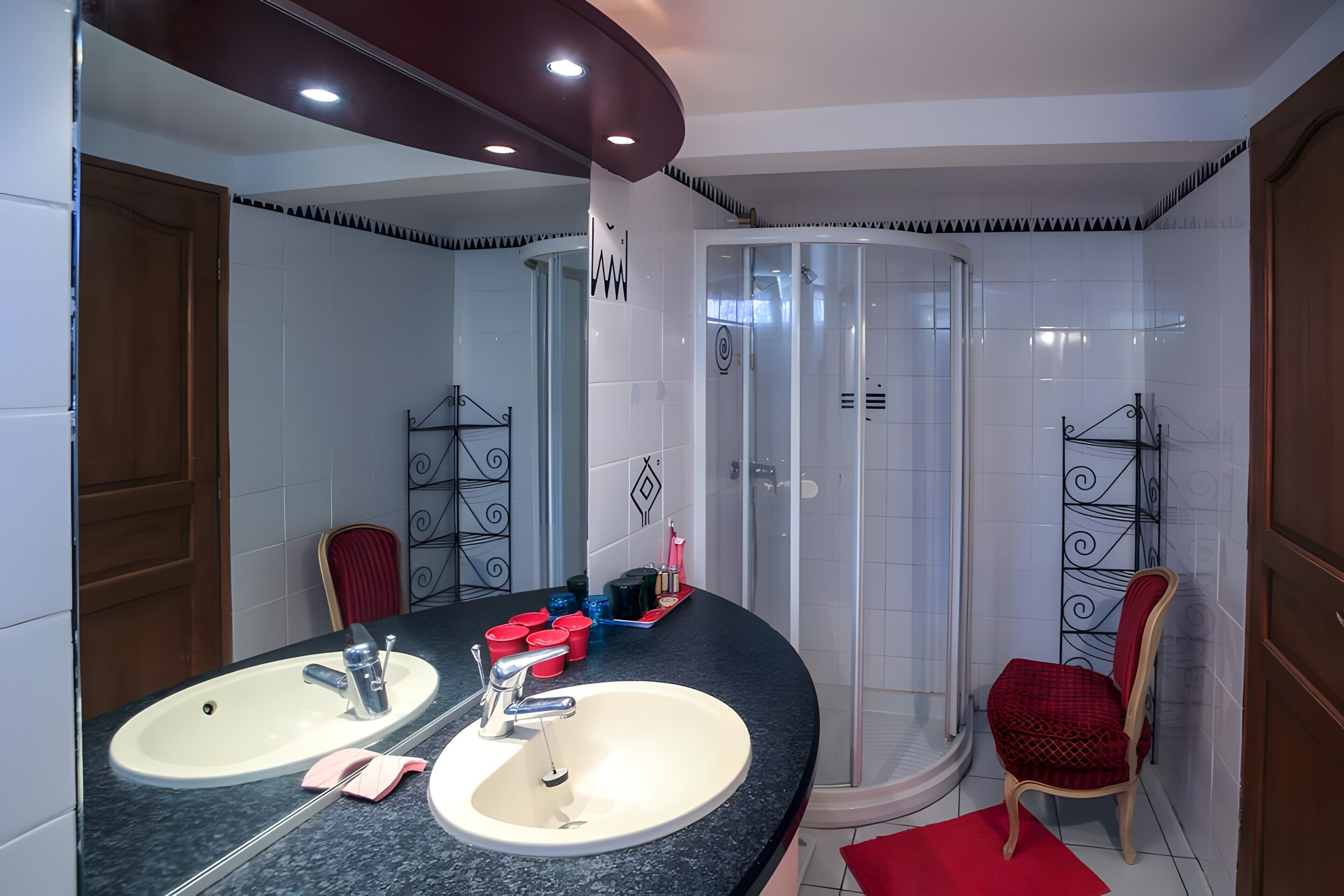Douche, sèche-cheveux, serviettes fournies