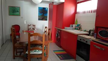 Frigorífico, microondas, placa de cocina y lavavajillas