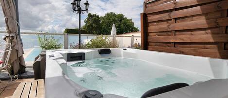 Outdoor spa tub
