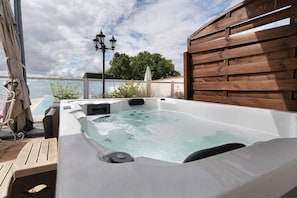 Outdoor spa tub - Holiday Home 'Louis' with Mountain View, Private Pool and Wi-Fi (REVEL-TOURDAN)