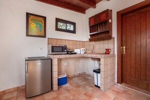 Kühlschrank, Mikrowelle, Herdplatte, Geschirrspüler