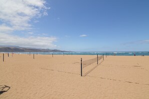 A beach volleyball court with a net, sand, and a clear sky. - Vacation Studio 'Primera Linea' with Sea View, Balcony and Wi-Fi (Las Palmas de Gran Canaria)