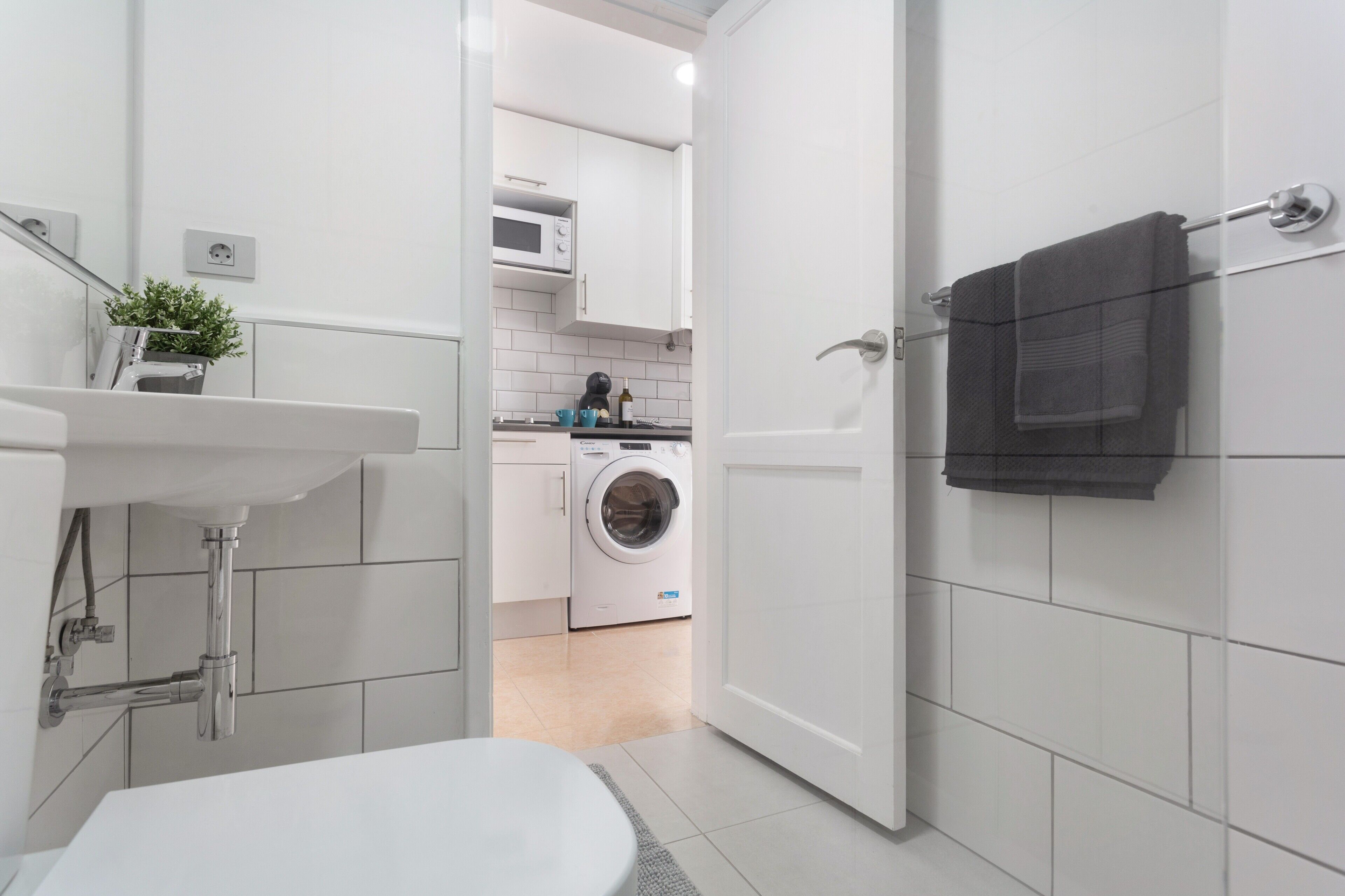 Un baño moderno con lavamanos, inodoro y zona de ducha.