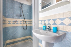 Douche, séchoir à cheveux, serviettes fournies