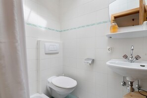 Een douche, een haardroger, handdoeken