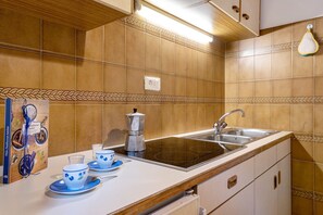 Refrigerador, microondas, placa de cocina, cafetera/tetera