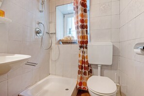 Dusj, hårføner og håndklær