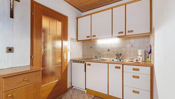 Kühlschrank, Mikrowelle, Herdplatte, Wasserkocher mit Kaffee-/Teezubehör