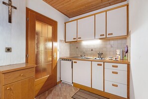 Réfrigérateur, micro-ondes, plaque de cuisson, cafetière/bouilloire