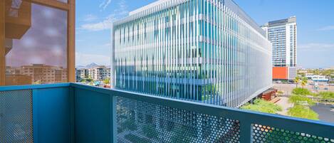 المنطقة المحيطة بالمنشأة