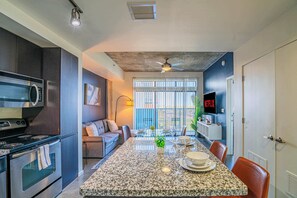 Fridge, microwave, oven, stovetop - CDT PHX Apt |Balcony, Gym, Pool, W/D & Parking (Phoenix)