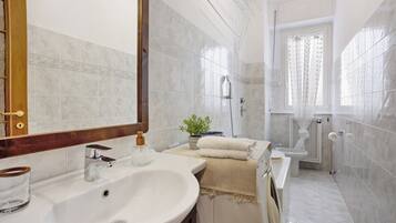 Ducha, secador de pelo, toallas