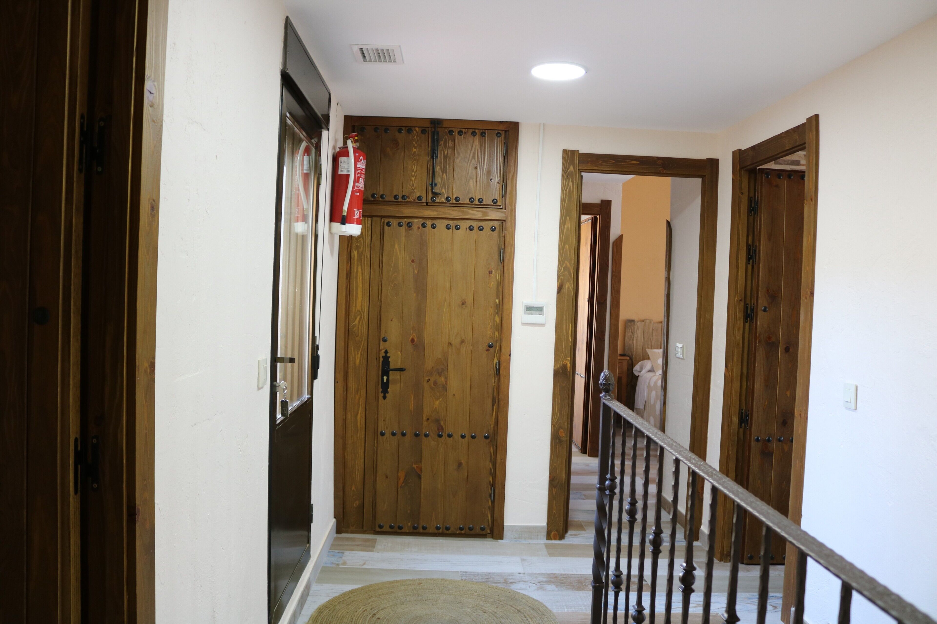 Une porte en bois avec un extincteur fixé au-dessus.