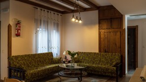 Interior - Holiday Home 'La Cerecera' with Private Terrace, Wi-Fi and Air Conditioning (Los Navalucillos)