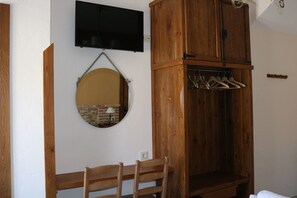 Interior - Holiday Home 'La Cerecera' with Private Terrace, Wi-Fi and Air Conditioning (Los Navalucillos)