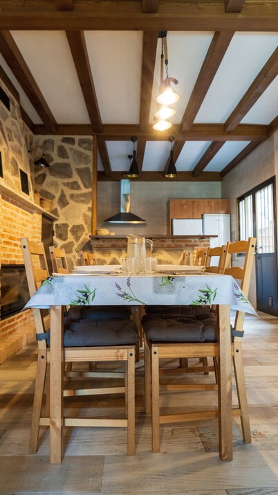 Holiday Home 'La Cerecera' with Private Terrace, Wi-Fi and Air Conditioning