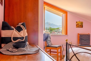 2 Schlafzimmer, Schreibtisch, Bügeleisen/Bügelbrett, Reisekinderbett