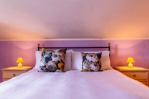 2 habitaciones, escritorio y tabla de planchar con plancha