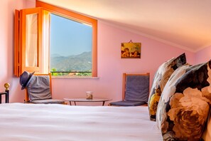 2 Schlafzimmer, Schreibtisch, Bügeleisen/Bügelbrett, Reisekinderbett