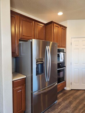 Frigorífic, microones, forn i placa de cuina