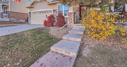 Aurora 4BR Getaway w ~ Tub ~ Crib ~ 15miles to DIA