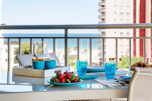 Outdoor dining - Apartment 'Tokiomar Playa' with Sea View, Wi-Fi and Air Conditioning (Grau i Platja)