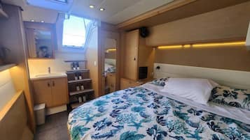 6 bedrooms, WiFi, bed sheets