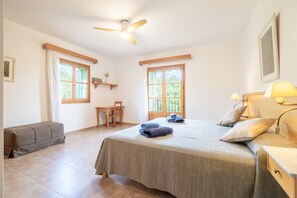 5 bedrooms, iron/ironing board, free WiFi, bed sheets