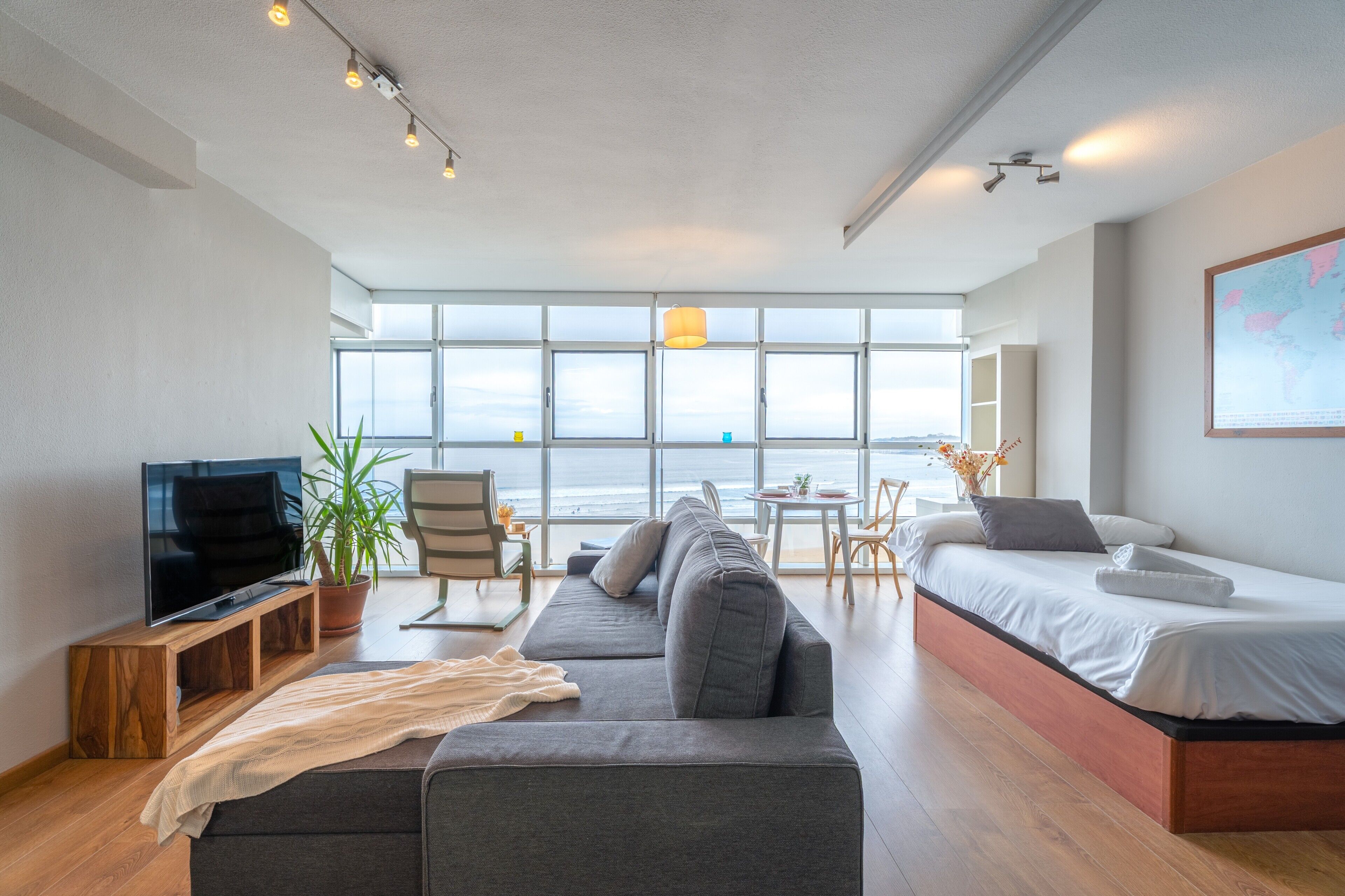 Tabla de planchar con plancha, wifi gratis y ropa de cama 
